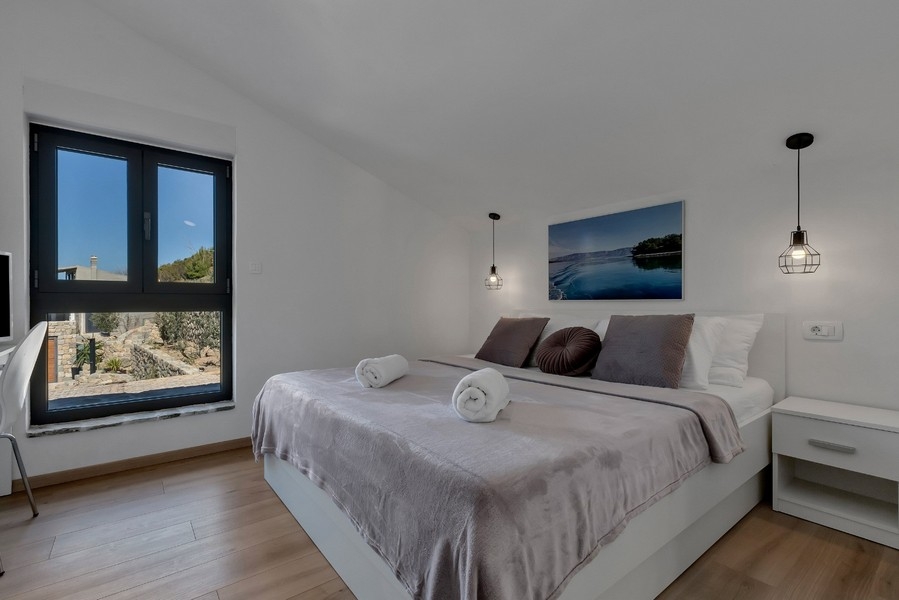 Chambre avec lit double et fenêtre