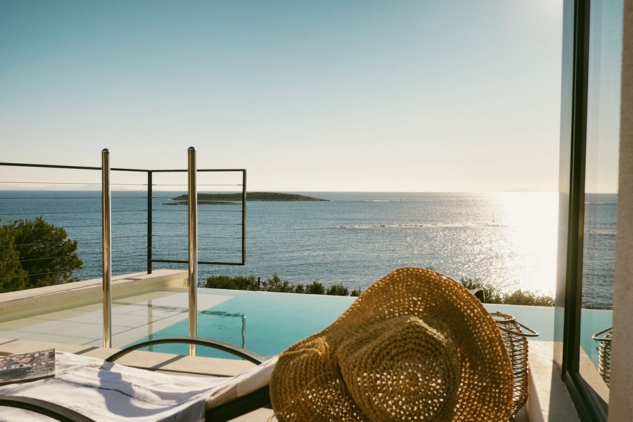 Villa sur Vis avec vue du bord de la piscine sur la mer scintillante