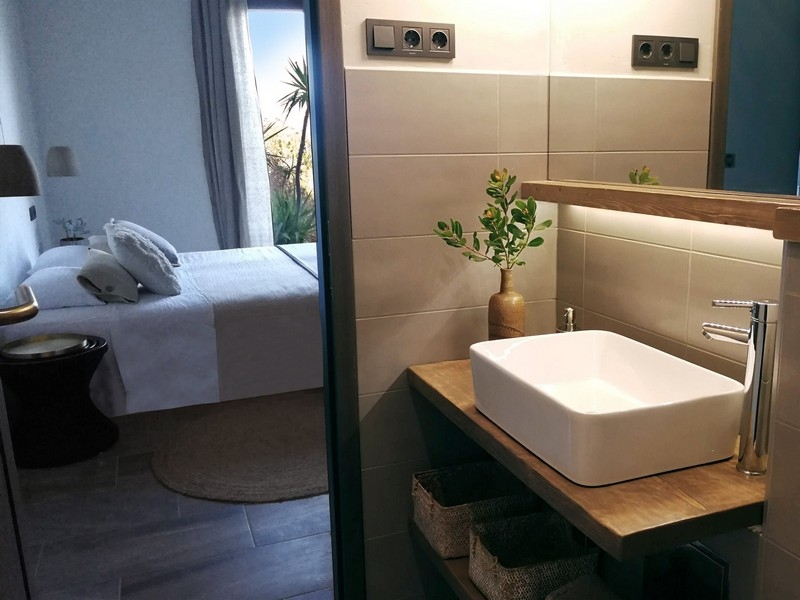 Vue de la chambre avec lit double et fenêtre