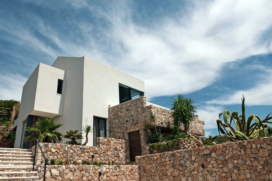 Villa blanche de style méditerranéen à vendre près de la mer.