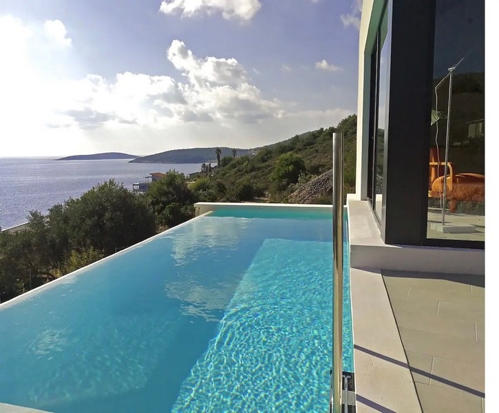 Piscine à débordement avec vue sur l'Adriatique