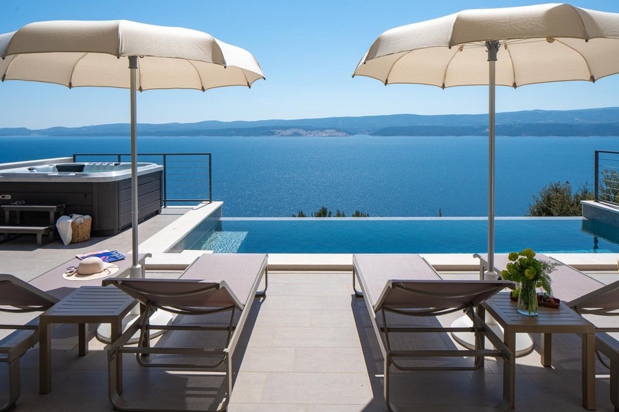 Terrasse avec piscine à débordement, jacuzzi et vue mer