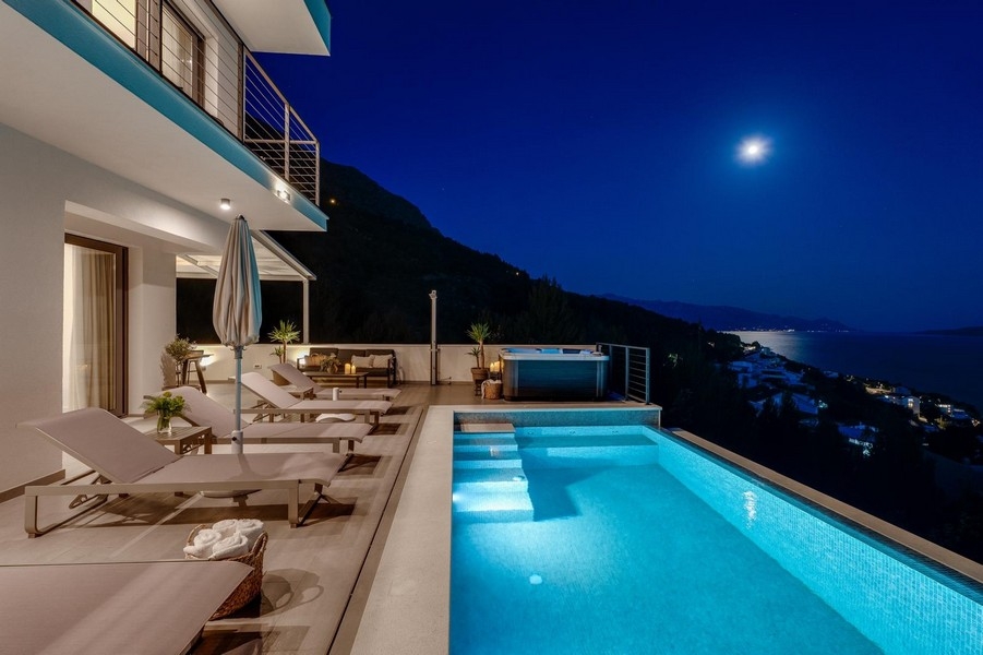 Villa avec piscine de nuit et vue sur la mer