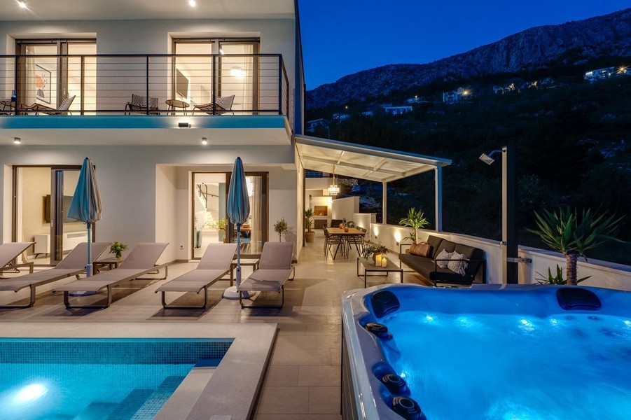 Villa moderne avec terrasse, piscine et jacuzzi de nuit