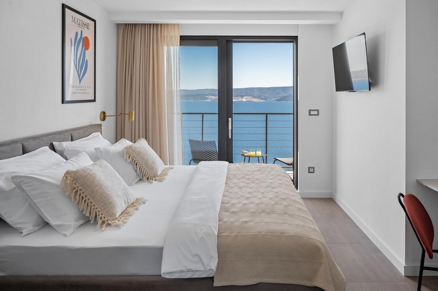 Chambre avec lit double, balcon et vue mer