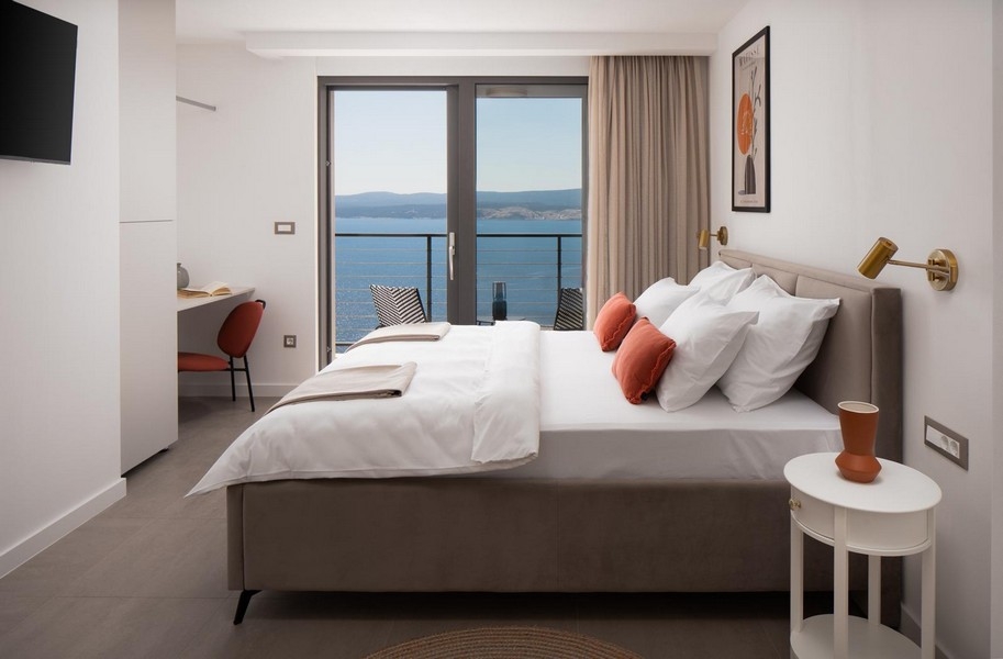 Chambre lumineuse avec lit double et vue mer