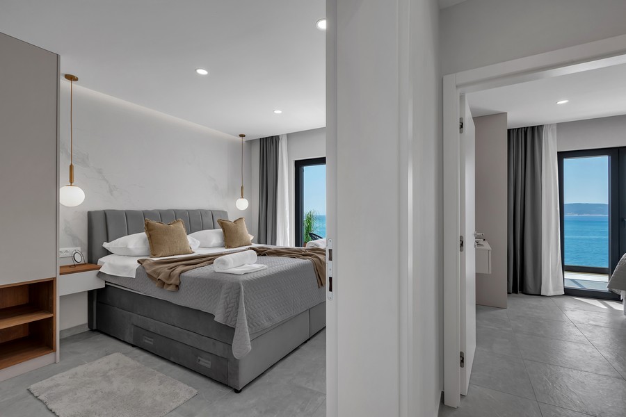 Chambre avec lit double et balcon donnant sur la mer