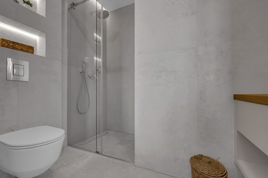 Salle de bains avec douche et équipement moderne