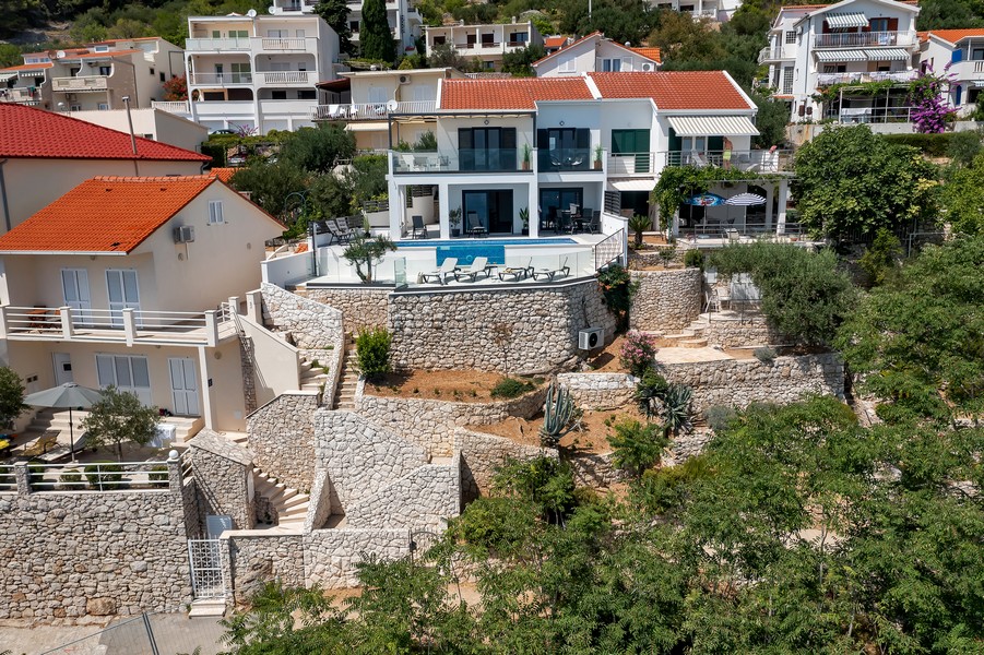 Villa de luxe avec piscine et vue panoramique sur la côte