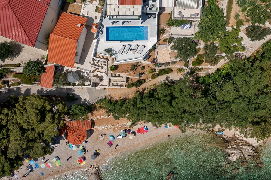 Vue aérienne de la villa directement sur la plage