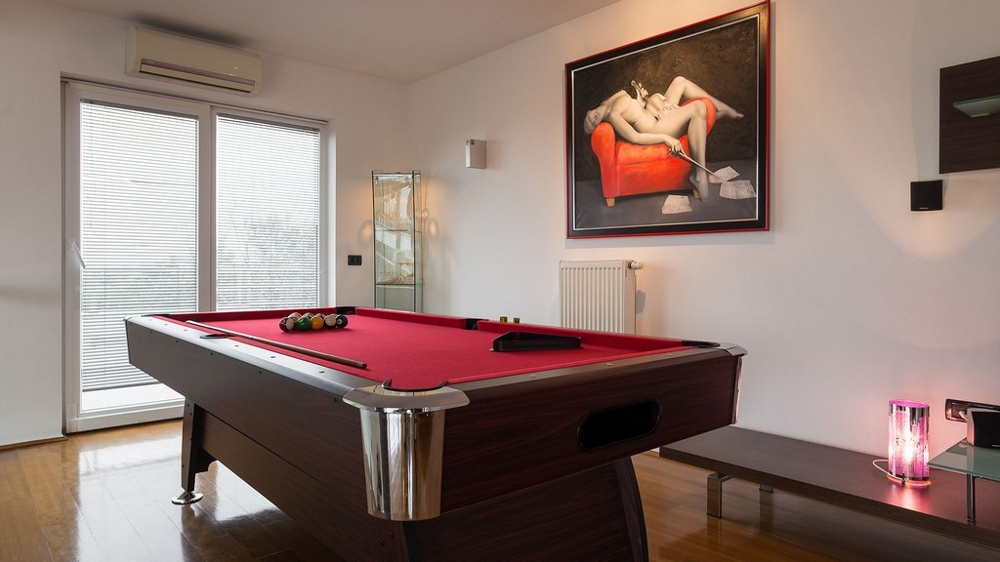 Salle de jeux avec table de billard et aménagement moderne