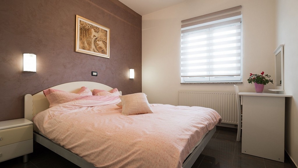 Chambre avec lit double et décoration chaleureuse