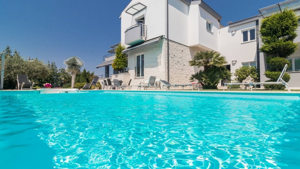 Villa avec grande piscine à vendre en Croatie - Panorama Scouting.