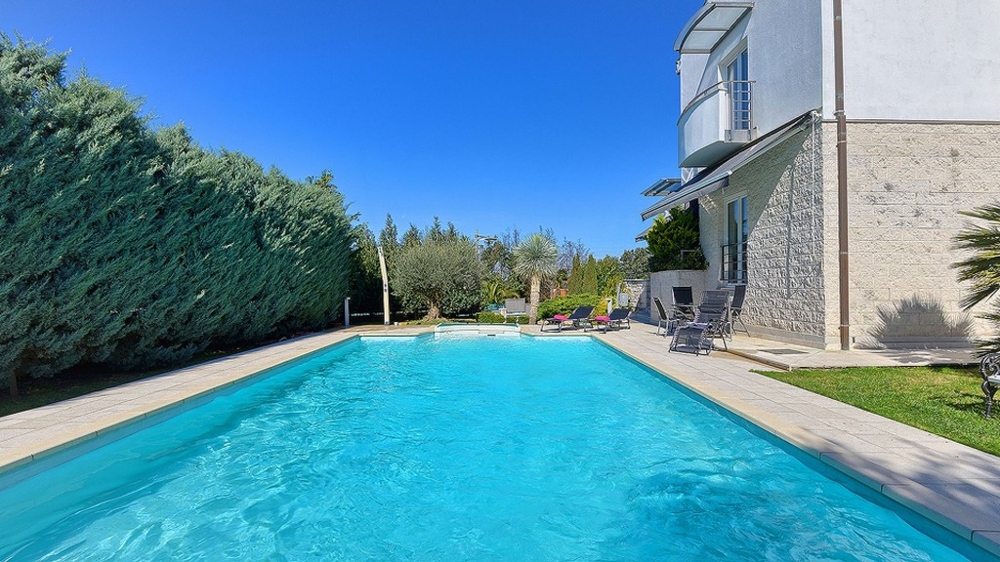 Grande piscine dans le jardin de la villa