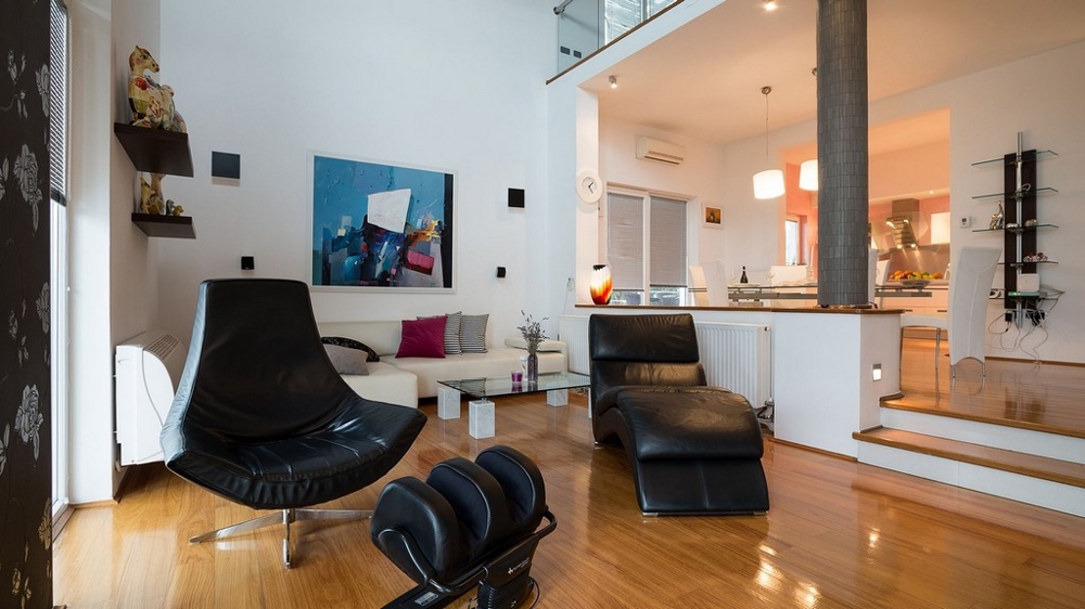 Séjour avec fauteuils en cuir et cuisine ouverte
