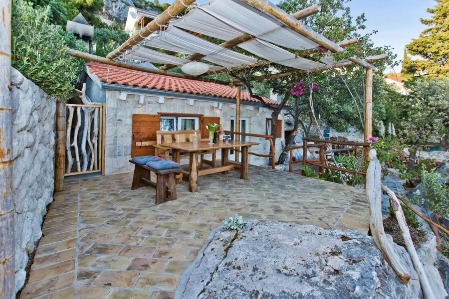 Terrasse avec pergola en bois et coin salon en plein air