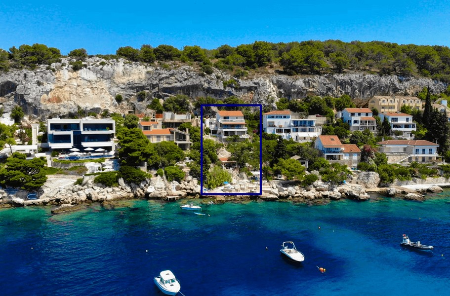 Vue aérienne de la baie avec terrain marqué en bleu à flanc de colline