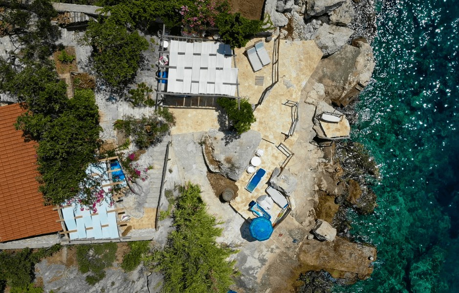 Vue du dessus sur les terrasses rocheuses et les endroits de baignade au bord de l'eau