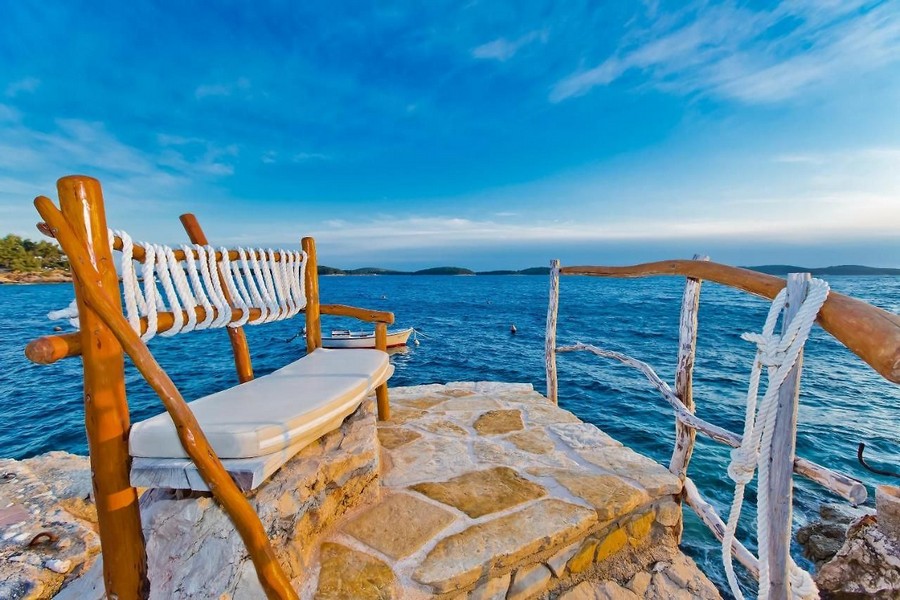 Banc directement au bord de la mer avec vue sur l'Adriatique