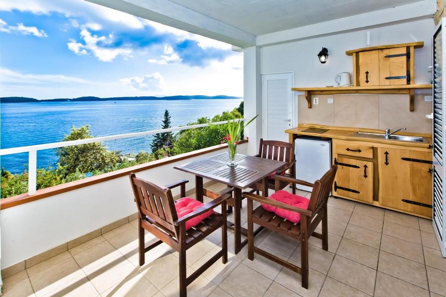 Balcon avec petite cuisine et vue mer panoramique