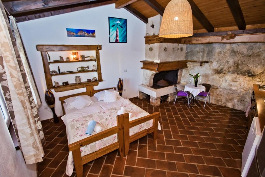 Chambre avec cheminée et intérieur rustique