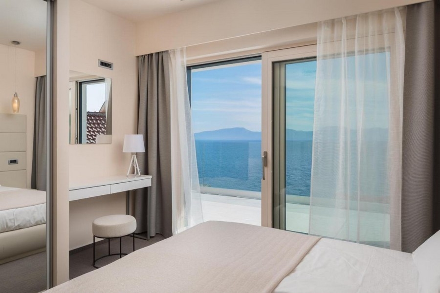 Chambre avec lit double et vue mer près de Makarska