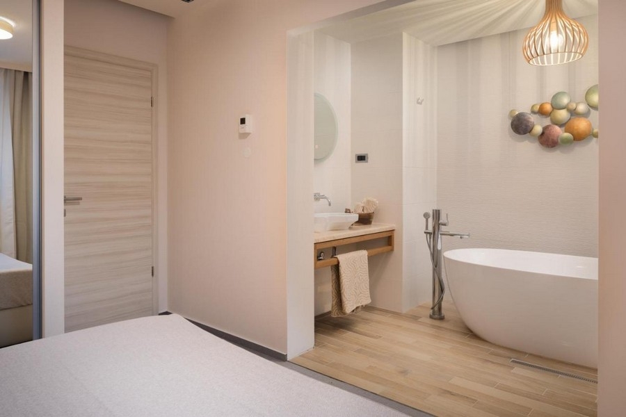 Salle de bains avec baignoire îlot et meuble-lavabo