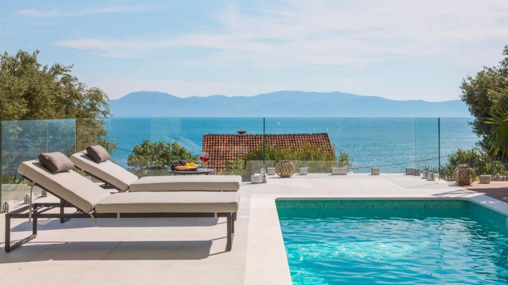 Piscine et vue mer du bien H3662 près de Makarska en Croatie.