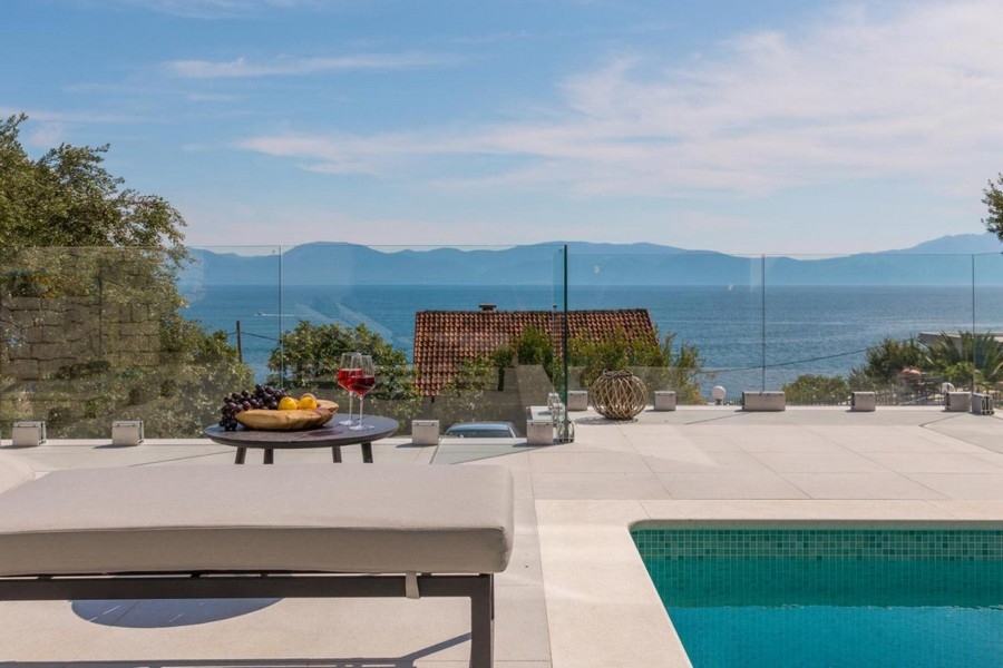 Terrasse de la piscine avec vue mer et garde-corps en verre