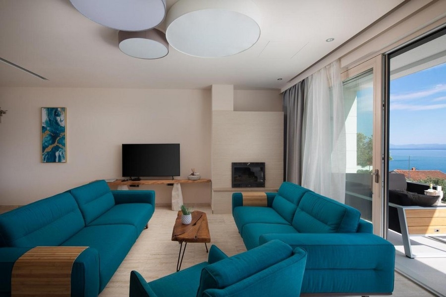 Séjour moderne avec canapés bleus et vue mer