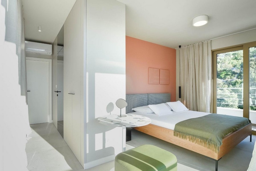 Chambre avec lit double et balcon