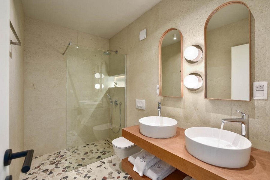 Salle de bains moderne avec double vasque et douche