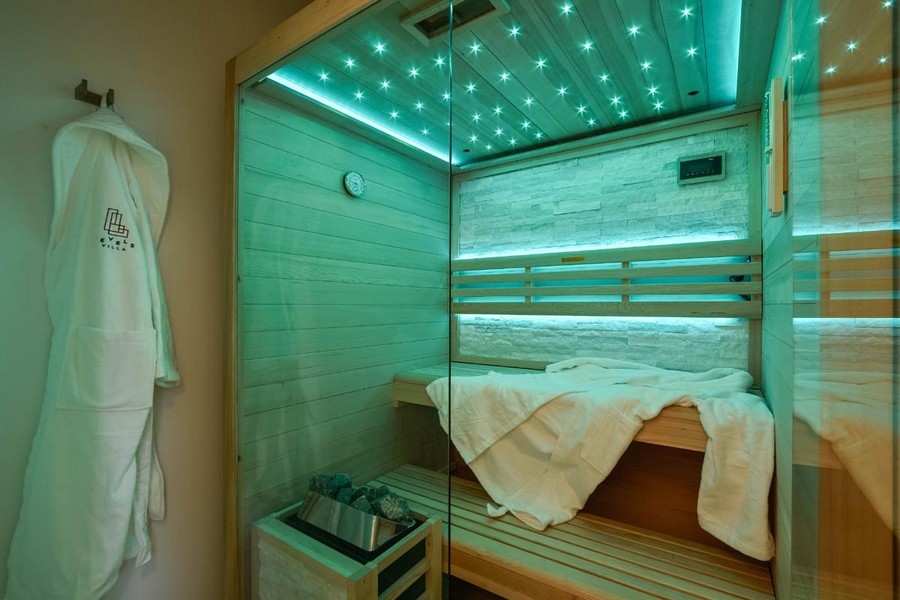 Sauna avec éclairage LED et aménagement en bois