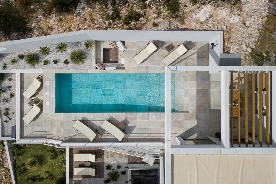 Espace extérieur avec piscine et solarium vu à vol d'oiseau