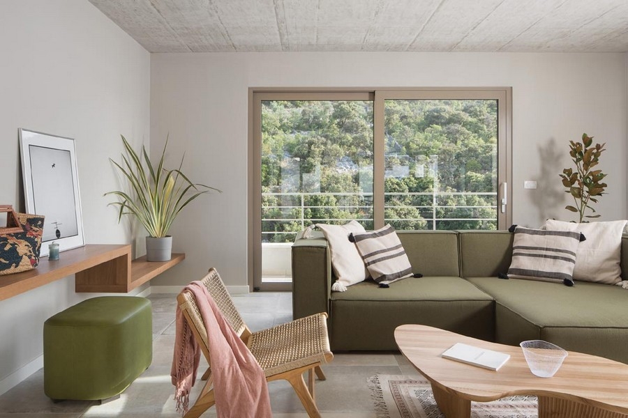 Séjour au mobilier moderne avec canapé et grandes fenêtres