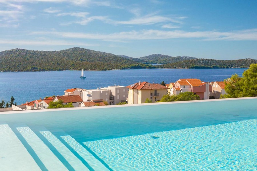 Villa de luxe avec piscine à débordement à vendre en Croatie.