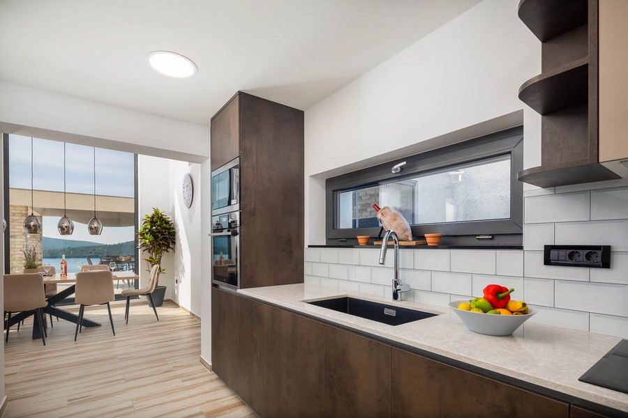 Cuisine moderne avec coin repas et vue mer