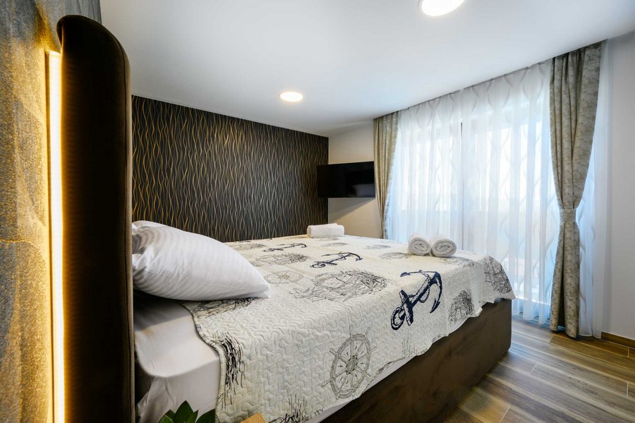 Chambre avec lit double et accès au balcon