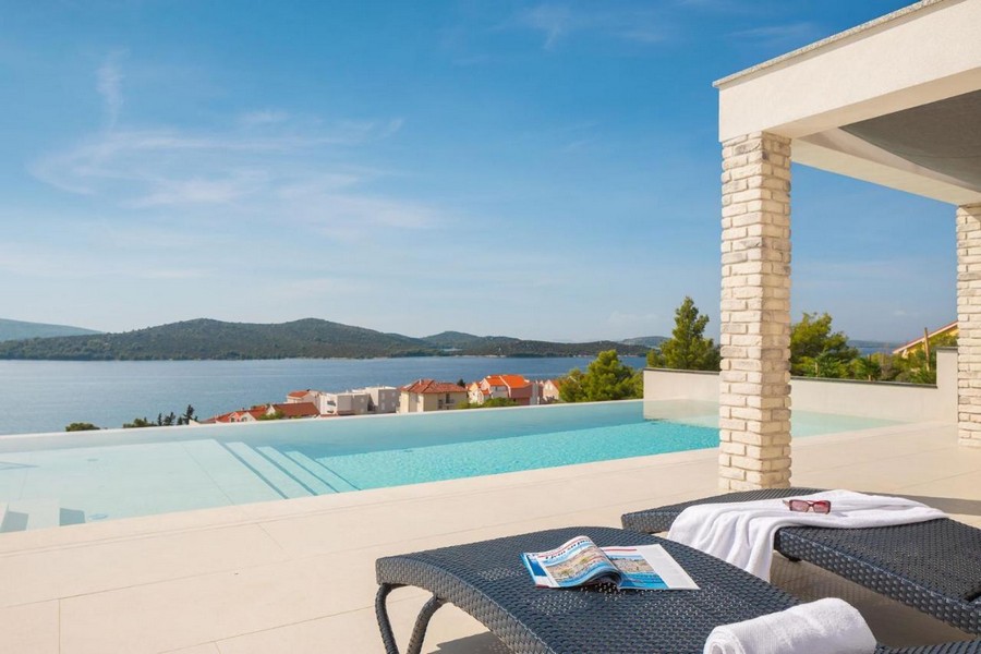 Vue sur la piscine et la mer du bien de luxe H3665 près de Sibenik en Croatie - Panorama Scouting.