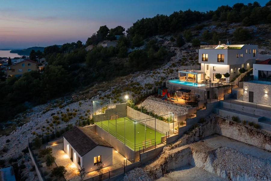 Villa de luxe moderne avec terrain de football à vendre en Croatie.