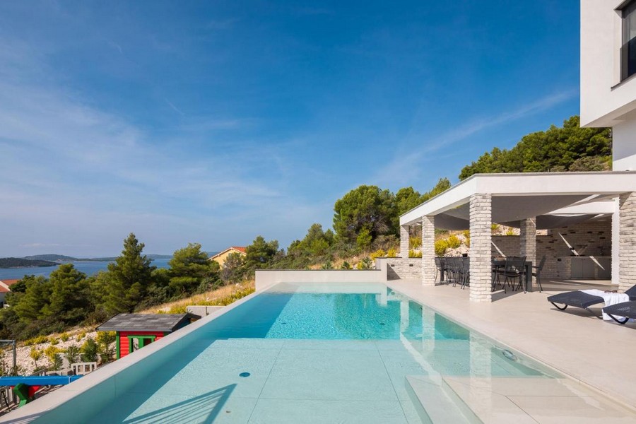 Villa en Croatie avec piscine à débordement et vue mer