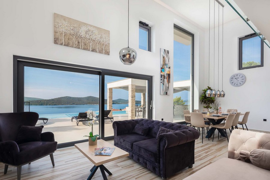 Séjour moderne avec vue mer et accès à la terrasse