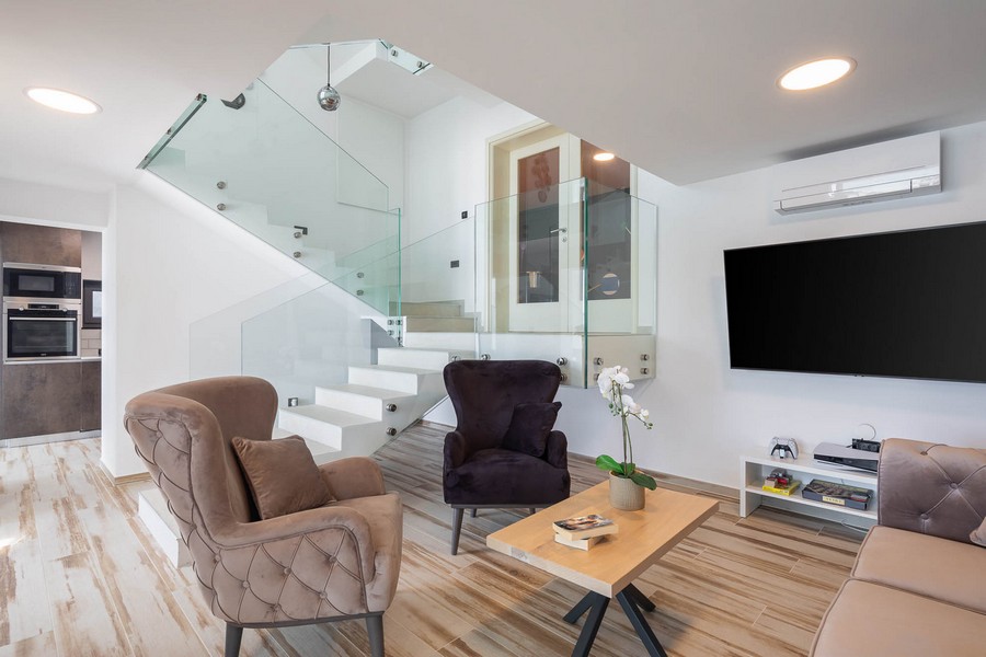 Séjour avec escalier et garde-corps en verre