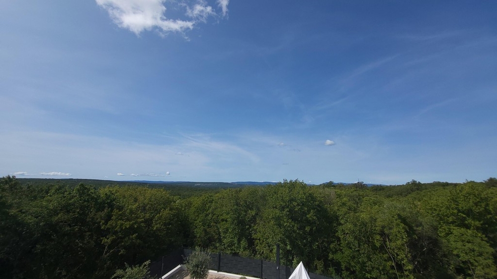 Vue sur le paysage verdoyant et la mer à l'arrière-plan
