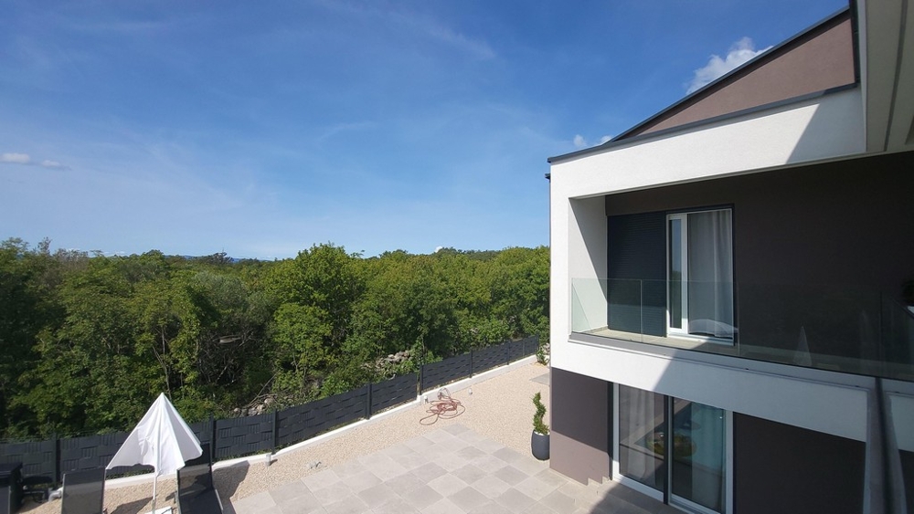 Villa moderne avec terrasse et garde-corps en verre