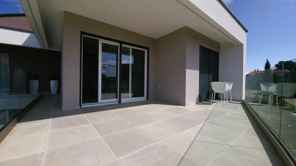 Terrasse couverte avec coin salon