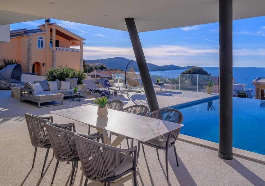 Vue sur la piscine et la mer de la villa H3669 à Rogoznica, Dalmatie.