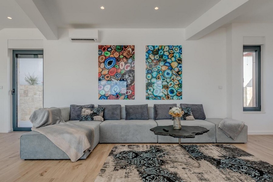 Séjour moderne avec grand canapé et tableaux muraux