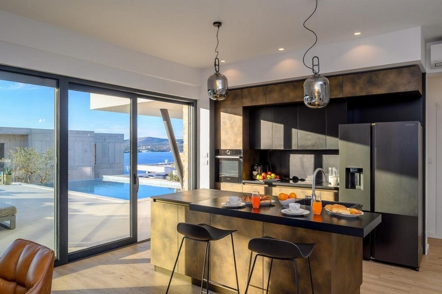 Cuisine moderne avec îlot de cuisson et vue mer