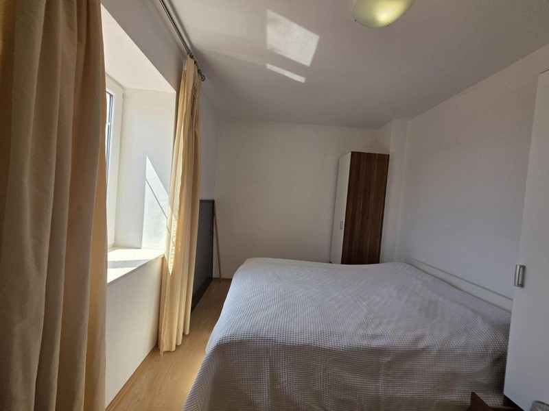 Chambre lumineuse avec lit double et armoire